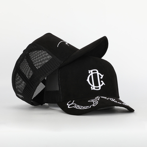 Vente en gros OEM Casquette de camionneur personnalisée 5 panneaux en daim noir Casquettes de baseball Sportif Broderie à bord incurvé Logo Dot Offre Spéciale commune - Product Image 1