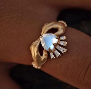 Bague de fiançailles tendance pour femme en argent plaqué platine avec topaze blanche taille cœur, pierre de naissance avril-juin, pour célébrer les fêtes - Product Image 1