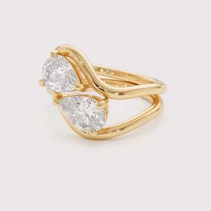 Bague en or jaune 18 carats plaqué rhodium avec diamant rond taille poire cultivé en laboratoire, design Toi et Moi - Product Image 2