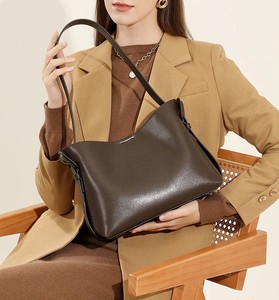 Élégant femmes en cuir souple minimalisme épaule sac fourre-tout de haute qualité 2025 peau de vache sac filles OEM en gros couleurs et Logo personnalisés - Product Image 4