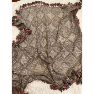 Écharpe carrée en coton ethnique Bandhani avec pompons, couleur gris terre, motif diamant - Product Image 3