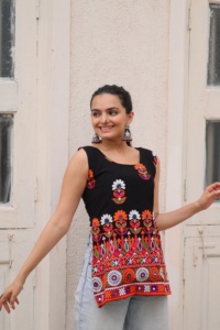 Designer Georgette Avec Kutchi Gamthi Work Kurti Femme Mode Exportateur Mondial Au Taux Le Plus Bas - Product Image 5