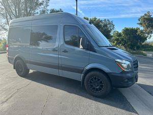 Utilisé pour Hilux 2.8 Diesel 4X4 Double Cabine Pick-up Pneus R17 Sièges en cuir Intérieur foncé Propulsion arrière Volant à gauche Caméra arrière - Product Image 3