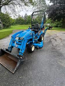 Tracteur compact 4x4 23 CV EPA avec chargeur frontal et rétrocaveuse pour l'agriculture et les petites exploitations agricoles - Product Image 5