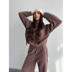Conjunto Deportivo Personalizado para Mujer, Sudadera Holgada Marrón y Pantalones Anchos a Juego, Dos Piezas, Marca Privada OEM Trackstar - Product Image 3
