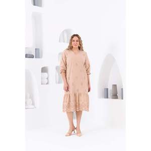 Vestido de talla grande con bordado y puños elásticos forrados, color crema - Product Image 6