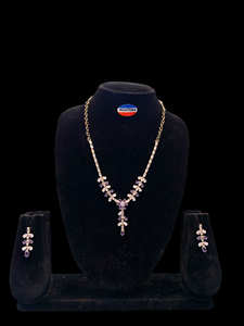 Ensemble de bijoux en acier inoxydable pour femmes de style vintage avec collier et boucles d'oreilles en diamant pour les occasions de fêtes de mariage - Product Image 5