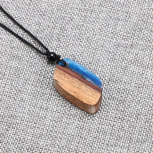 Collier pendentif en résine époxy indien en gros, bijoux en bois de résine et collier en résine à prix abordable - Product Image 5