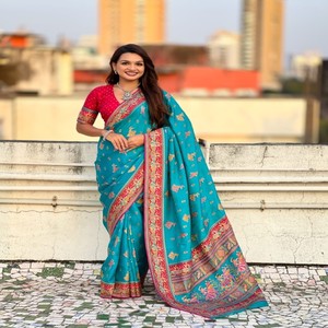 Sari de Seda Viscosa Pura VASTRA COTTAGE, Tradicional Meenakari, Pallu Tejido con Zari, Borde de Arte Popular con Blusa de Brocado en Contraste - Product Image 3