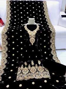 Hermoso vestido de novia Lehenga Choli de terciopelo bordado a mano Nakshi Dabka para mujer paquistaní - Product Image 2