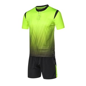 Ensemble de football unisexe vert lime et noir, maillot à col rond à manches courtes et short, évacuation de l'humidité, séchage rapide, coupe athlétique, 100 % polyester - Product Image 2