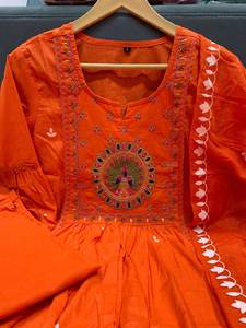 Collection de créateurs SUMMER DHAMAKA Nouveau ensemble Anarkali Kurta avec pantalon en rayonne et dupatta en malmal à motifs superposés 3 pièces Costume de fête moderne - Product Image 4