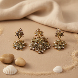 Ensemble de pendentifs floraux en or antique plaqué diamant, bijoux fins avec un design élégant et complexe - Product Image 2