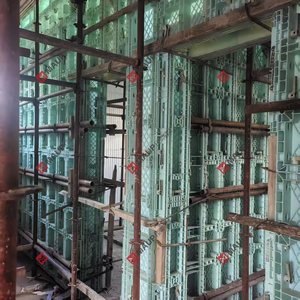 Sistema de Encofrado Reutilizable de Plástico ABS para Vigas y Losas con Puntales de Acero para la Construcción de Edificios Residenciales de Hormigón - Product Image 3