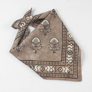 Pañuelo cuadrado a la moda para mujer al por mayor, pañuelo de algodón con estampado de hojas y flores para uso en exteriores - Product Image 1