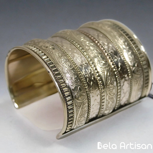 กำไลข้อมือลวดทองเหลืองแท้สไตล์คลาสสิกสำหรับเด็กผู้หญิงจาก Bela Artisan ดีไซน์หรูหราทันสมัย ชุดเครื่องประดับแฟชั่น ผลิตในอินเดีย - Product Image 4