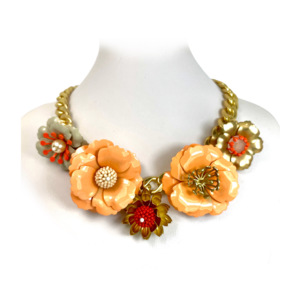 Collar de Mujer con Diseño de Flor de Durazno Romántica, Hecho a Mano por Artesanos Italianos, con Cuentas Chapadas en Rodio - Product Image 1