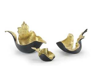 Elegant Metal <b>Bowl</b> with Hand Sculpture Stand for Serving Display Food Fruits Dining Table Decoration <b>Silver</b> Color Round Shape - Product Image 4