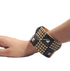 Brazalete de Latón Hecho a Mano con Diseño de Moda para Mujer, Cuentas Piramidales de Resina Negra, Tachuelas de Latón Dorado - Product Image 1