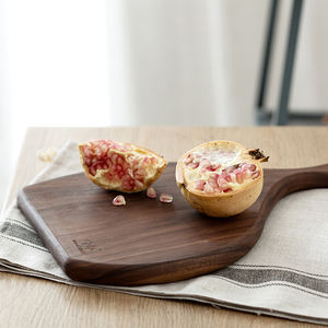 Planche à découper et à servir en noyer noir irrégulier, très vendue, avec trou, pour fromages, fruits et légumes – Collection Natural House - Product Image 3