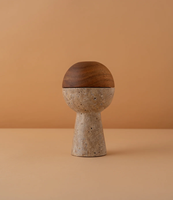 Sculpture décorative artisanale Brûleur Bakhoor avec sphère géométrique dorée et piédestal en marbre