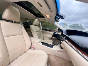 2024 Vehículo Premium de Lujo Mediano, Gasolina, Transmisión Automática, Interior de Cuero, Faros de Xenón, Neumáticos R18, Techo Solar Trasero, 4L - Product Image 3