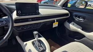 Honda HR-V LX AWD Turbo Automatique 2025 Sièges en Cuir Galerie de Toit en Alliage d'Aluminium Pneus R17 Caméra Arrière Certifié Propre Peu Utilisé - Product Image 5