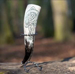 Corne à boire Viking authentique de haute qualité corne naturelle polie de boeuf/vache fabriquée avec logo personnalisé sculpté Design animal élégant - Product Image 3