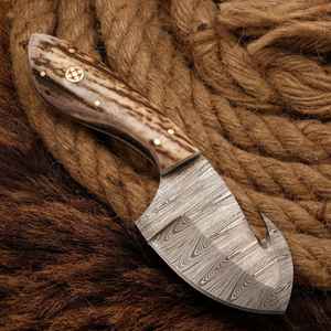 Couteau de chasse à lame fixe en acier Damas fait à la main pour la survie en camping, avec crochet à dépecer, manche en bois, personnalisé avec étui - Product Image 1
