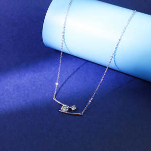 สร้อยคอเงินแท้ 925 รูปตะเกียบ ประดับเพชรโมอิสซาไนต์ทรงบริลเลียนต์ 1 กะรัต 2 เม็ด จี้เก๋ไก๋ ของขวัญวันวาเลนไทน์สุดฮิตจากโรงงาน - Product Image 3