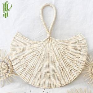 Best-seller 2025 Set de table en rotin rond avec poignées en bois et fond en nacre - Product Image 2