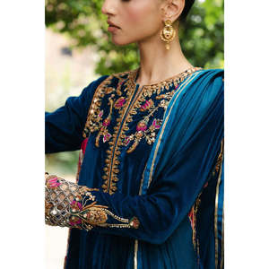 Conjuntos de Traje para Mujer Aneeka Ruknuddin VANI Rumi, Colección Formal de Terciopelo '25 TC-1467 para Bodas - Product Image 3