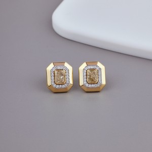 Boucles d'oreilles clous halo en diamant jaune de laboratoire taille radiant de luxe, plaqué or 14K jaune/blanc/rose, rhodié, certifiées IGI, vente en gros - Product Image 1