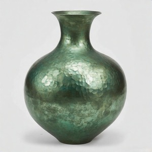 Vase de table rustique en pierre de sauge au look vert patiné Vase en métal de créateur Accent artisanal exquis pour la décoration intérieure - Product Image 2