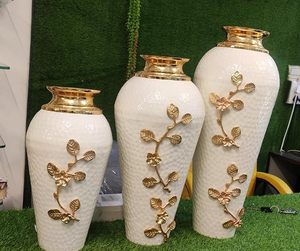 Prix de gros Nouveau vase à fleurs en métal fer aluminium blanc gaufré avec haut bas plaqué or Meilleur toute décoration pour mariage - Product Image 5