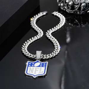 Collar con Colgante de Campeonato de la NFL Unisex de Plata 925, Joyería Deportiva con Moissanita, Chapado en Oro de 14K, Forma de Escudo - Product Image 3