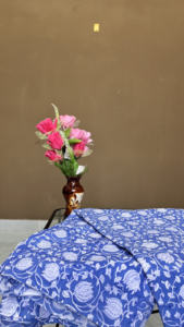 ผ้าฝ้ายพิมพ์ลายด้วยมือแบบอินดิโก้: ลายดอกไม้และเถาวัลย์แบบมุกฮาล ขายเป็นหลา - Product Image 4