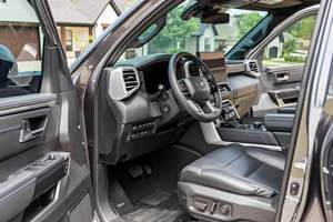 Toyota Sequoier Platinum 4x4 2023 con Techo Corredizo, Faros Delanteros, Cámara Trasera de 360°, Asientos Eléctricos - Product Image 6