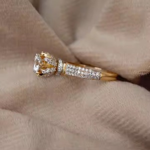 Bague de créateur de fleur en or jaune massif 18 carats Bague de halo en diamant cultivé en laboratoire VS1 pour cadeau d'anniversaire Parfait pour cadeau de proposition - Product Image 5