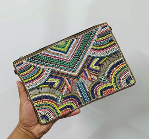 Monedero de embrague hecho a mano para mujeres y niñas, cuentas de semillas bordadas, monedero de embrague de India, bolso de mano hecho a mano para mujeres - Product Image 3