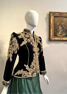 Veste TENDANCE EN VELOURS NOIR & ROBE KARAKOU VERT AVEC Perles De Verre En Cristal Agrémentées, pierre, Dabka Work Wedding Party Wear = 2024 - Product Image 2