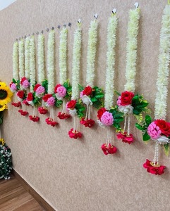 ดอกมะลิสีขาวกับดอกกุหลาบหนักพวงมาลัยดอกไม้ pongal ตกแต่งฉากหลังสำหรับการตั้งค่า nikha