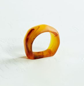 Rond de serviette en résine de marbre marron fait à la main décor de table unique accessoire de salle à manger élégant pour les paramètres de table de printemps et d'été - Product Image 5