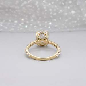 Anillo de Compromiso Ovalado con Halo Oculto y Banda de Diamantes Pavé, Diamante Cultivado en Laboratorio - Product Image 4