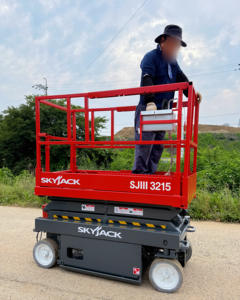 Plateforme de travail en hauteur à ciseaux électriques [Skyjack] - Équipement d'accès industriel alimenté par batterie - Élévateur de chantier - 250 kg - Product Image 3