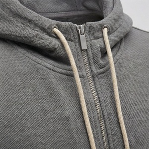 Survêtement pour homme de style streetwear, élégant et performant, fabriqué en tissu doux et flexible offrant un confort maximal pour les activités sportives - Product Image 4
