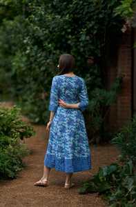 Robe Amelie imprimée à la main, longueur mollet, bohème, bleu floral, en coton, décontractée, occasionnelle, fabriquée à la main, mode éthique - Product Image 2