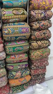 ผ้าไม่ทอคุณภาพสูง ดีไซน์เฟนดี้ ปักลายดอกไม้ประดับลูกปัด น้ำหนักปานกลาง เหมาะสำหรับทำเสื้อผ้าแฟชั่นและกระเป๋า - Product Image 2