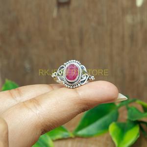 แหวนเงินแท้ 925 ประดับพลอยทับทิมธรรมชาติทรงรี ทำด้วยมือ |   เครื่องประดับดีไซน์ลายดอกไม้สไตล์วินเทจสำหรับผู้หญิง - Product Image 3
