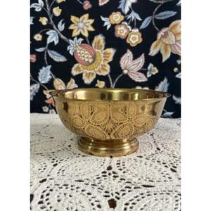 Beautifully Crafted Antique Brass Serving Bowl <b>for</b> <b>Decorative</b> Accents and Serving Needs in Luxury <b>Kitchen</b> Decor - Product Image 3